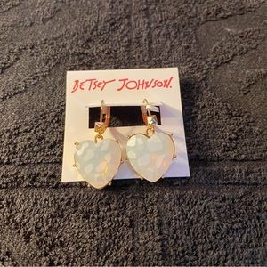 NWT Betsey Johnson Heart Earrings💕